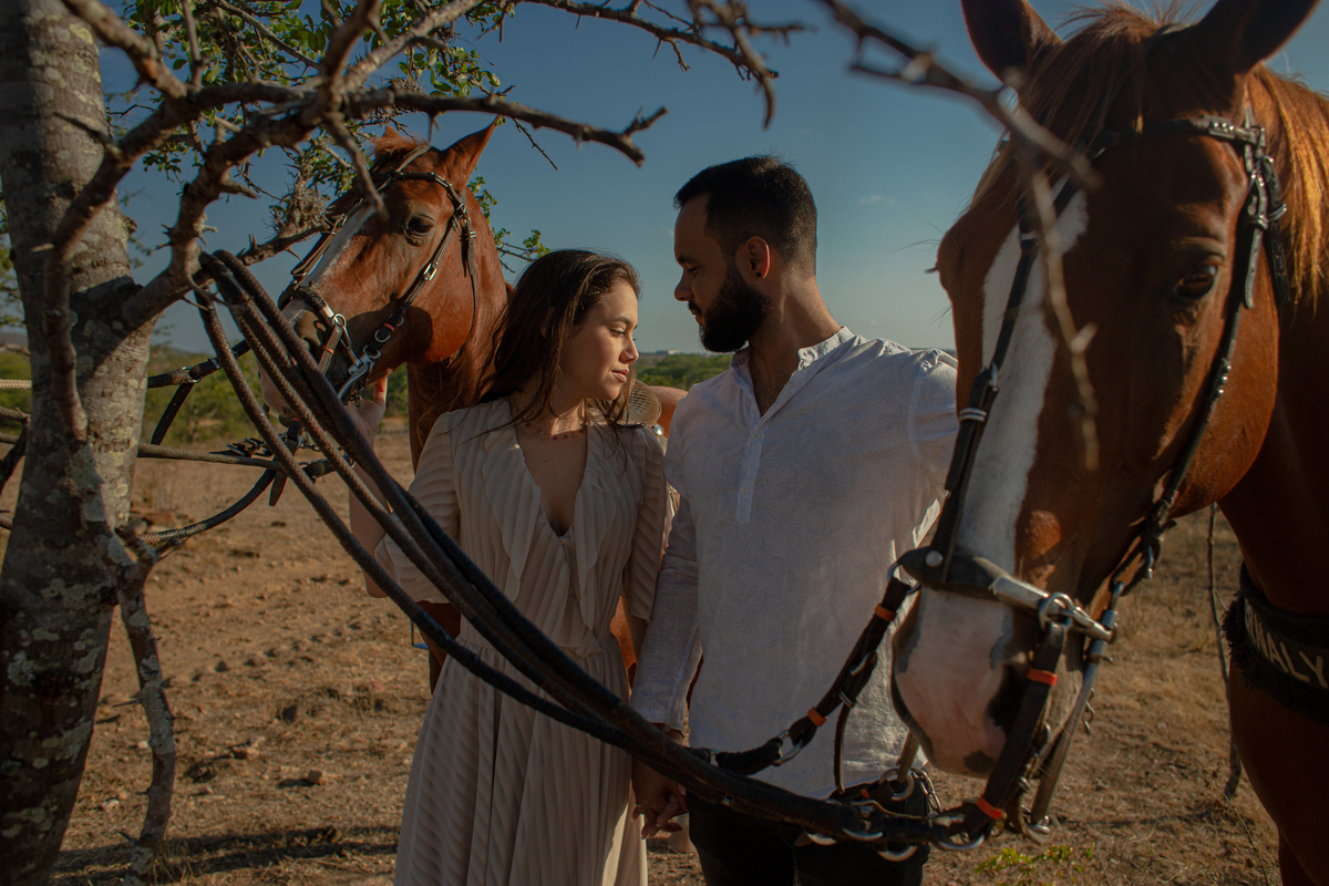 ensaio de casal na cidade de Triundo-PE. Fotos de pré casamento em Pernambuco. Jessica mendes fotografia. fotos de casal na fazenda com cavalos.