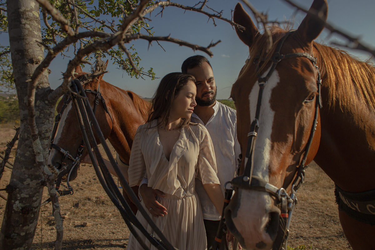 ensaio de casal na cidade de Triundo-PE. Fotos de pré casamento em Pernambuco. Jessica mendes fotografia. fotos de casal na fazenda com cavalos.