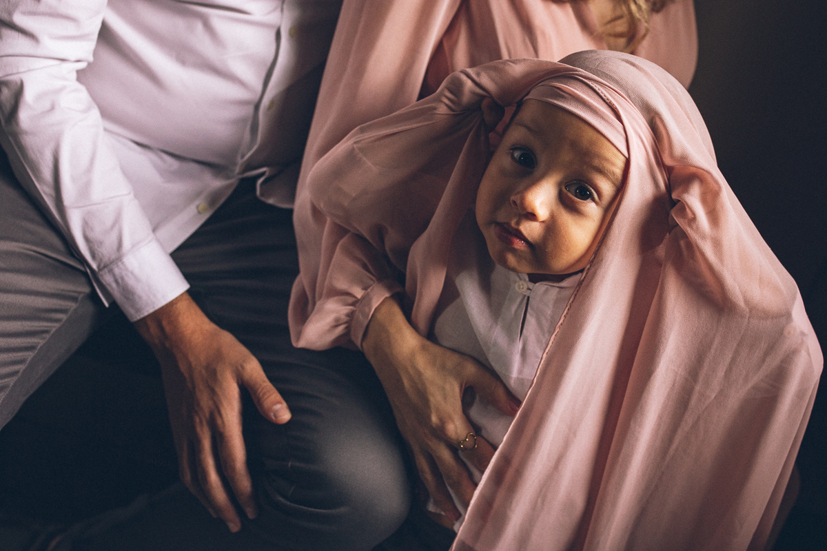 criança-se-escondendo-na-saia-da-mãe