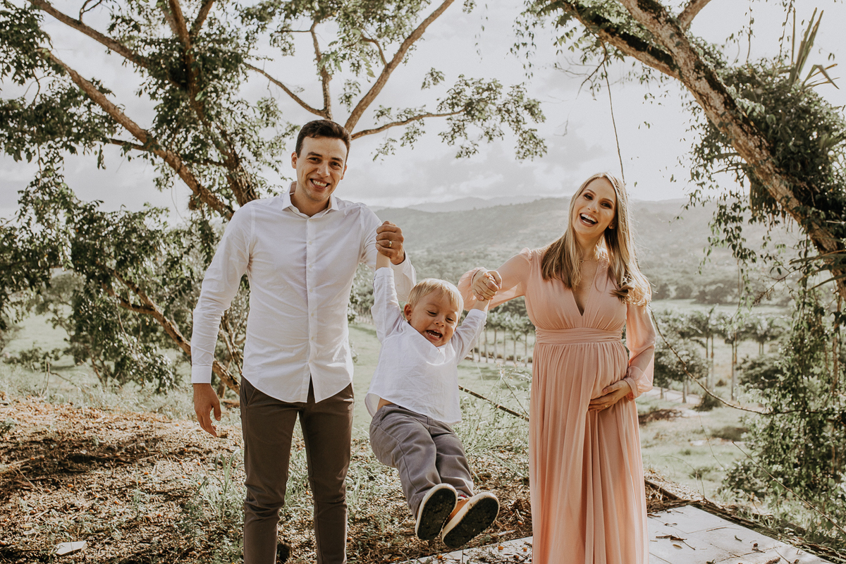 fotos de família. Jessica Mendes fotografia. pais brincando com o filho. Fotógrafa de gestantes em Caruaru-PE.