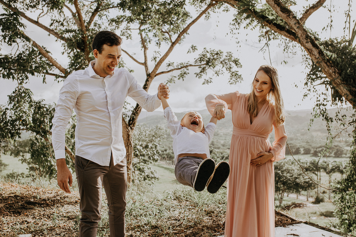 fotos de família. Jessica Mendes fotografia. pais brincando com o filho. Fotógrafa de gestantes em Recife-PE.