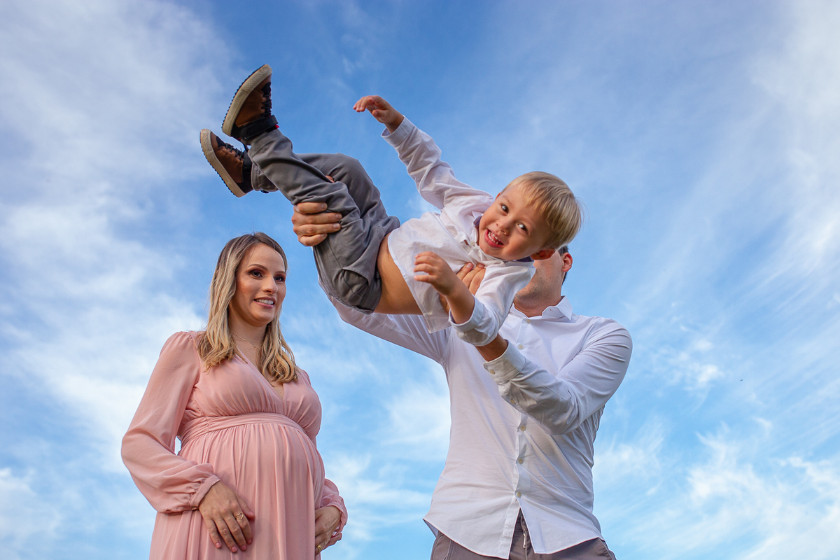 ensaio de família. Jessica Mendes Fotografia. Pai, mãe gestante e filho.