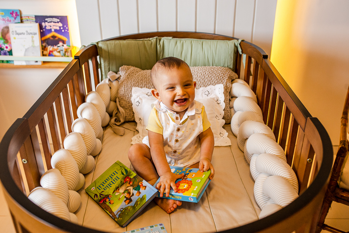 fotografia infantil. bebê de 7 meses. Berço de madeira retrô