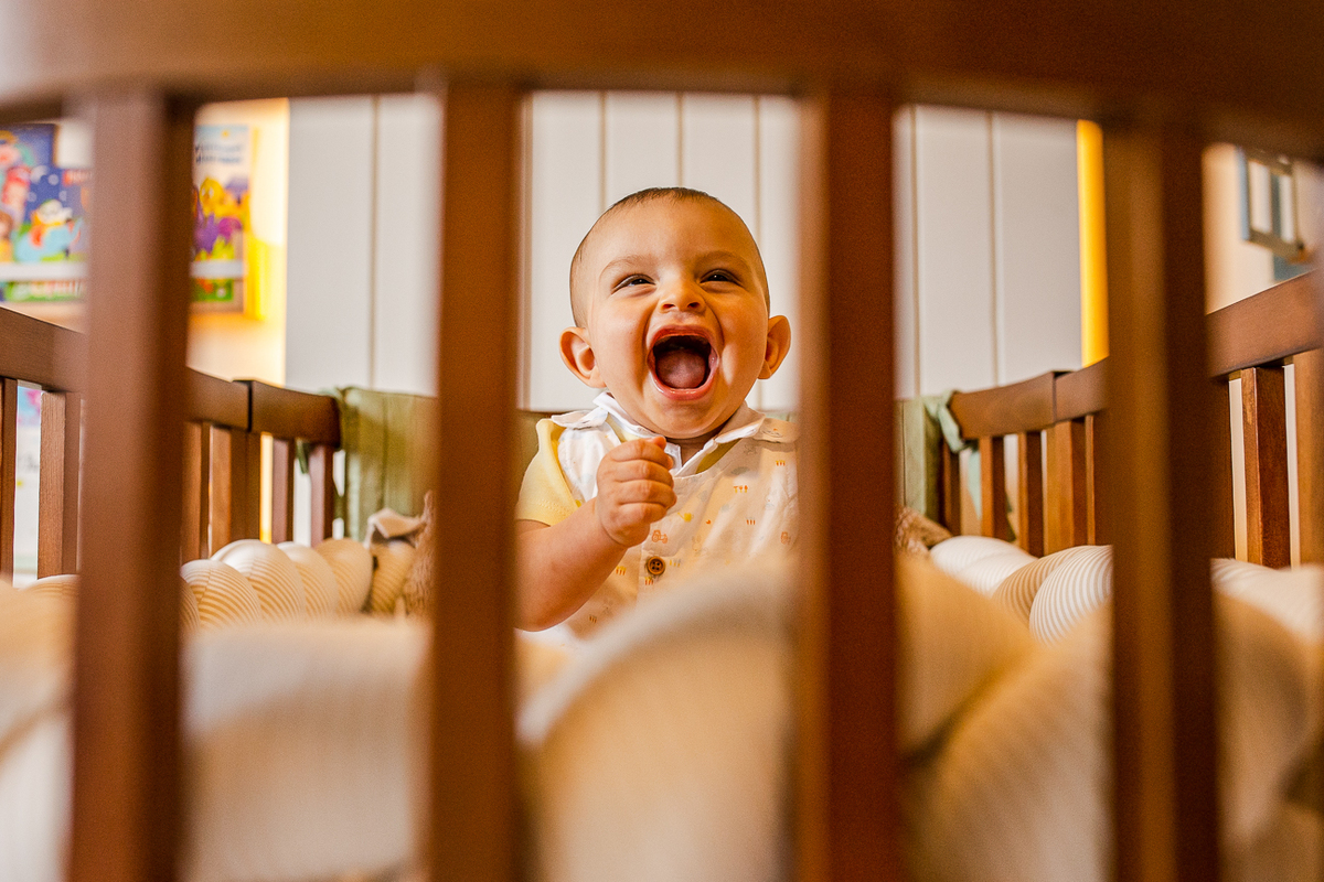 bebê sorrindo no berço