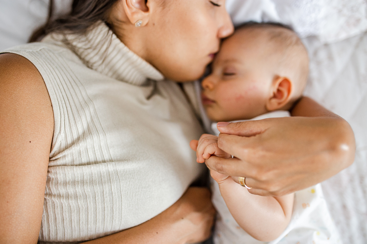 mãe beijando o filhinho. fotografia documental de família