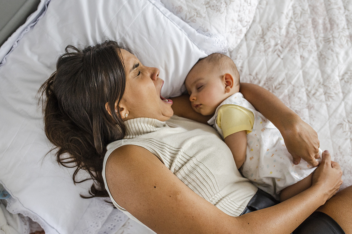 mãe cansada. Maternidade cansativa. Fotografia documental de família. Maternidade real.