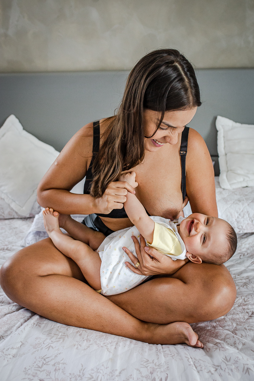 foto da mãe amamentando. Fotografia documental de família.