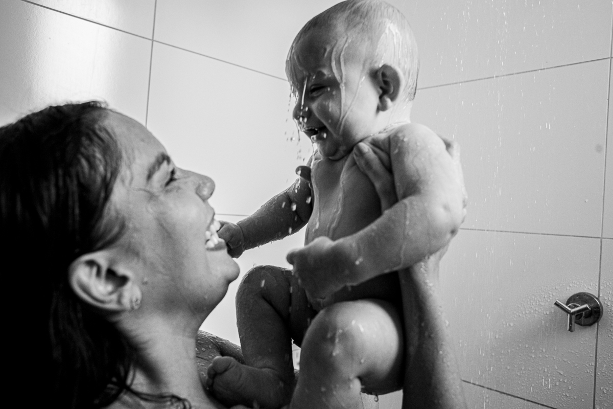 fotografia documental de família em Caruaru-PE. Ensaio de família, Mãe tomando banho com bebê