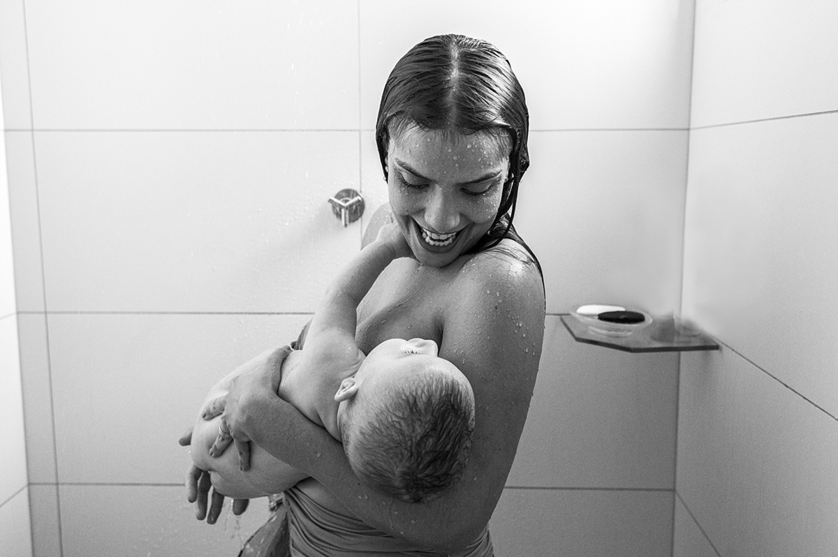 mãe tomando banho com bebê