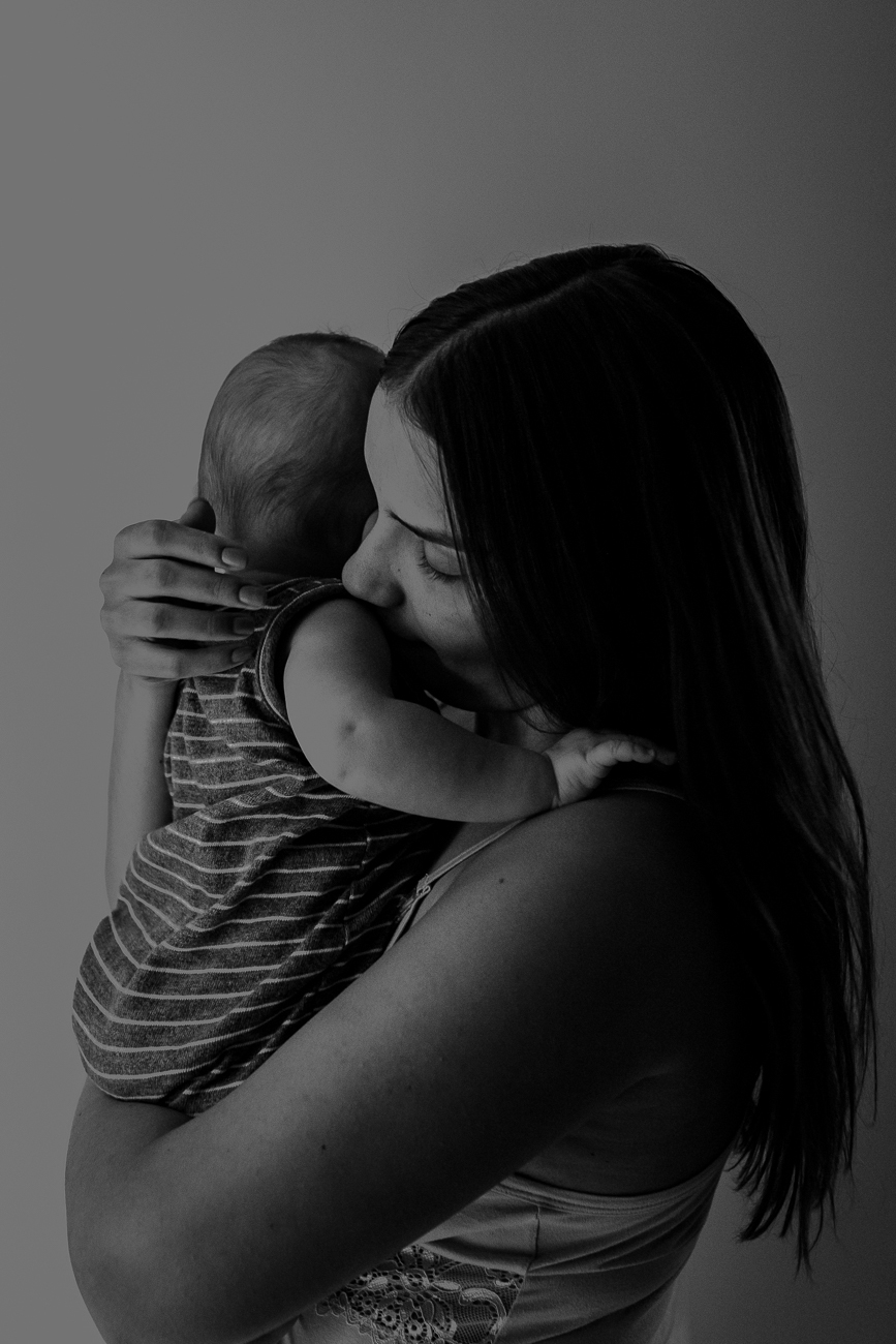 mãe abraánco bebê. foto em preto e branco