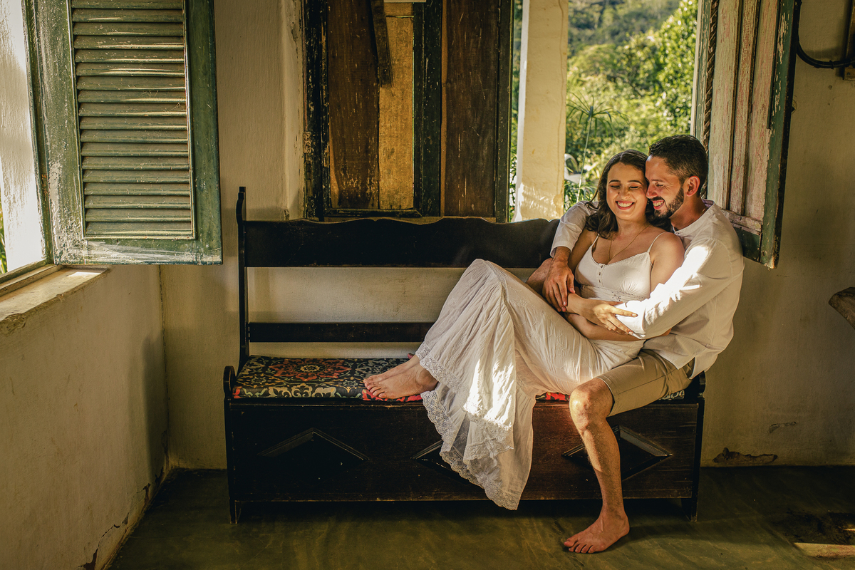 ensaio pre wedding. casal abraçadinhos dentro de casa.