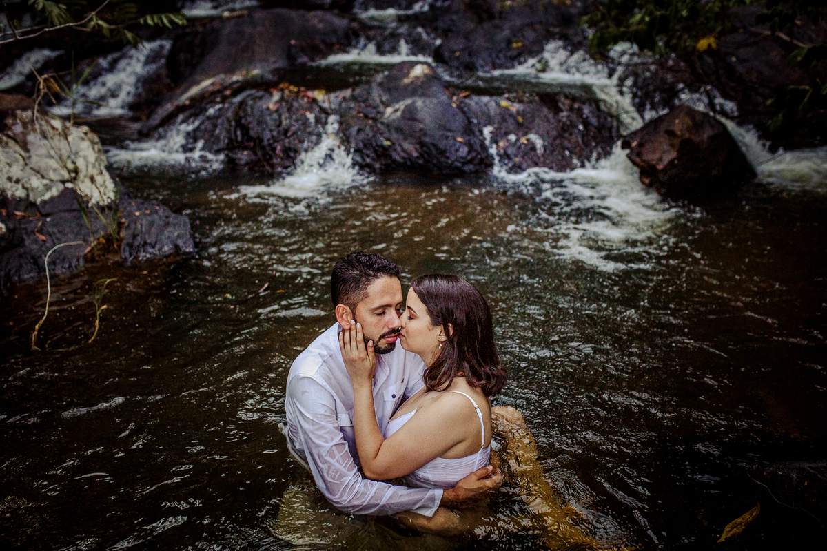 foto de casal na cachoeira. Ensaio de pre casamento. Jessica Mendes Fotografia.