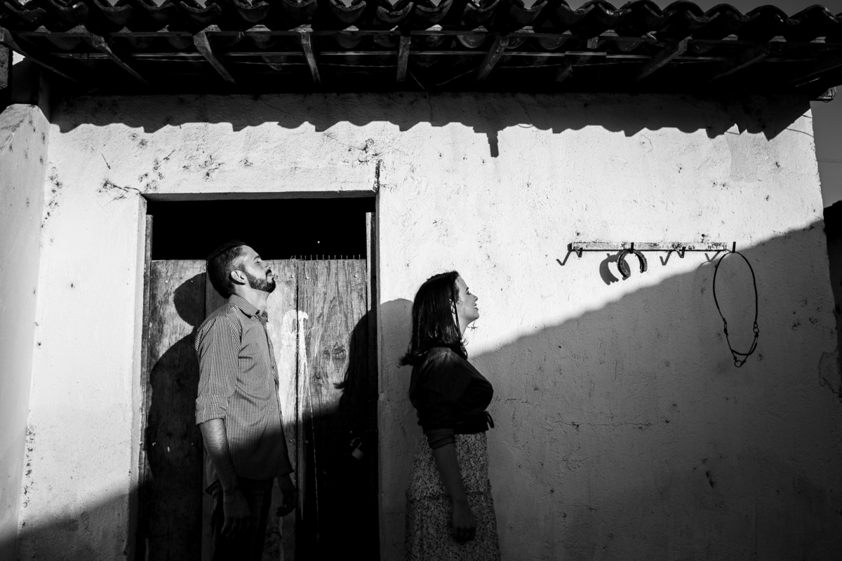 foto do ensaio de pre casamento do casal Dani e Iago. A ferradura como símbolo da  sorte nessa nova fase da vida do casal.