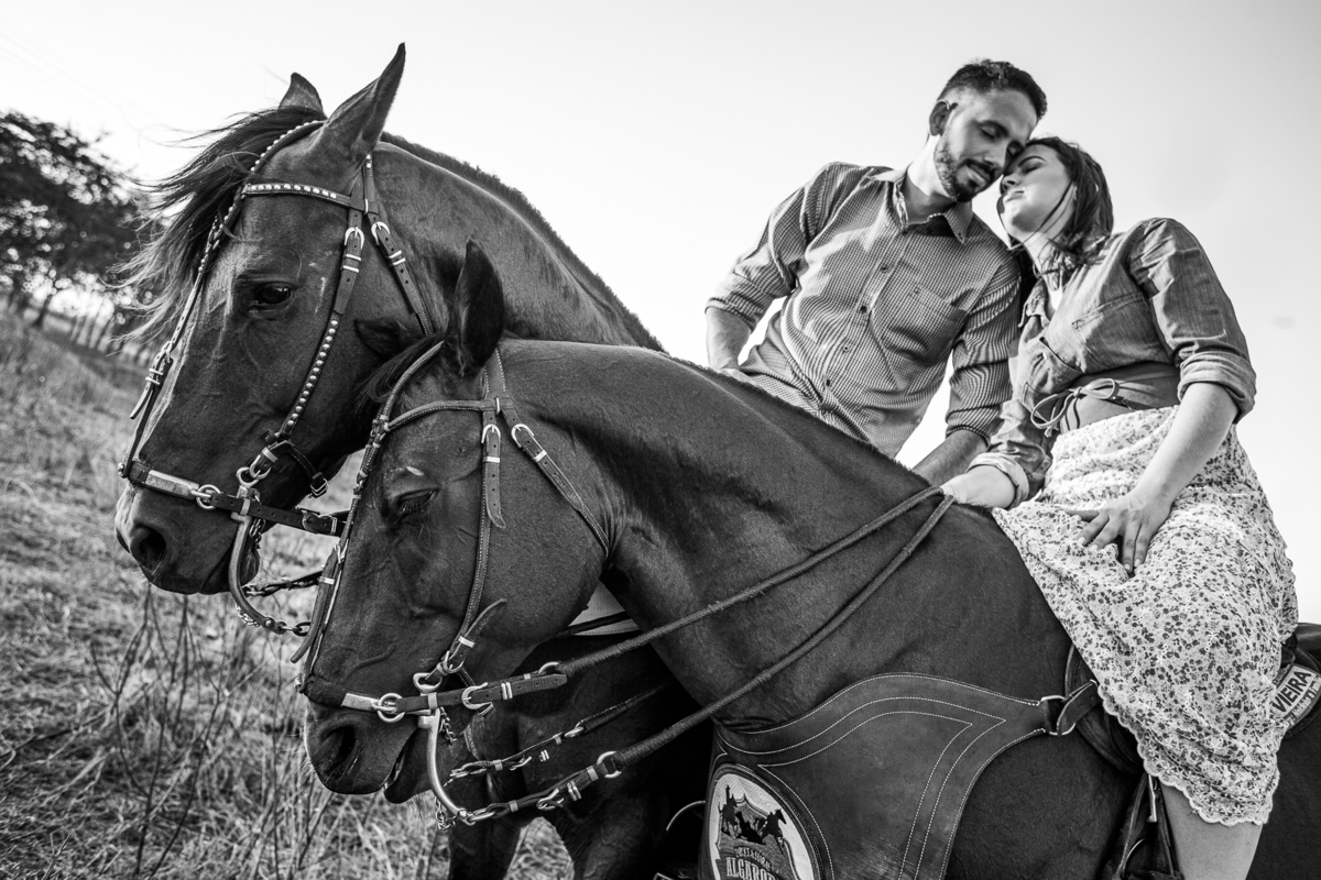 foto de casal andando a cavalo. Ensaio de pre wedding. Casal e cavalo
