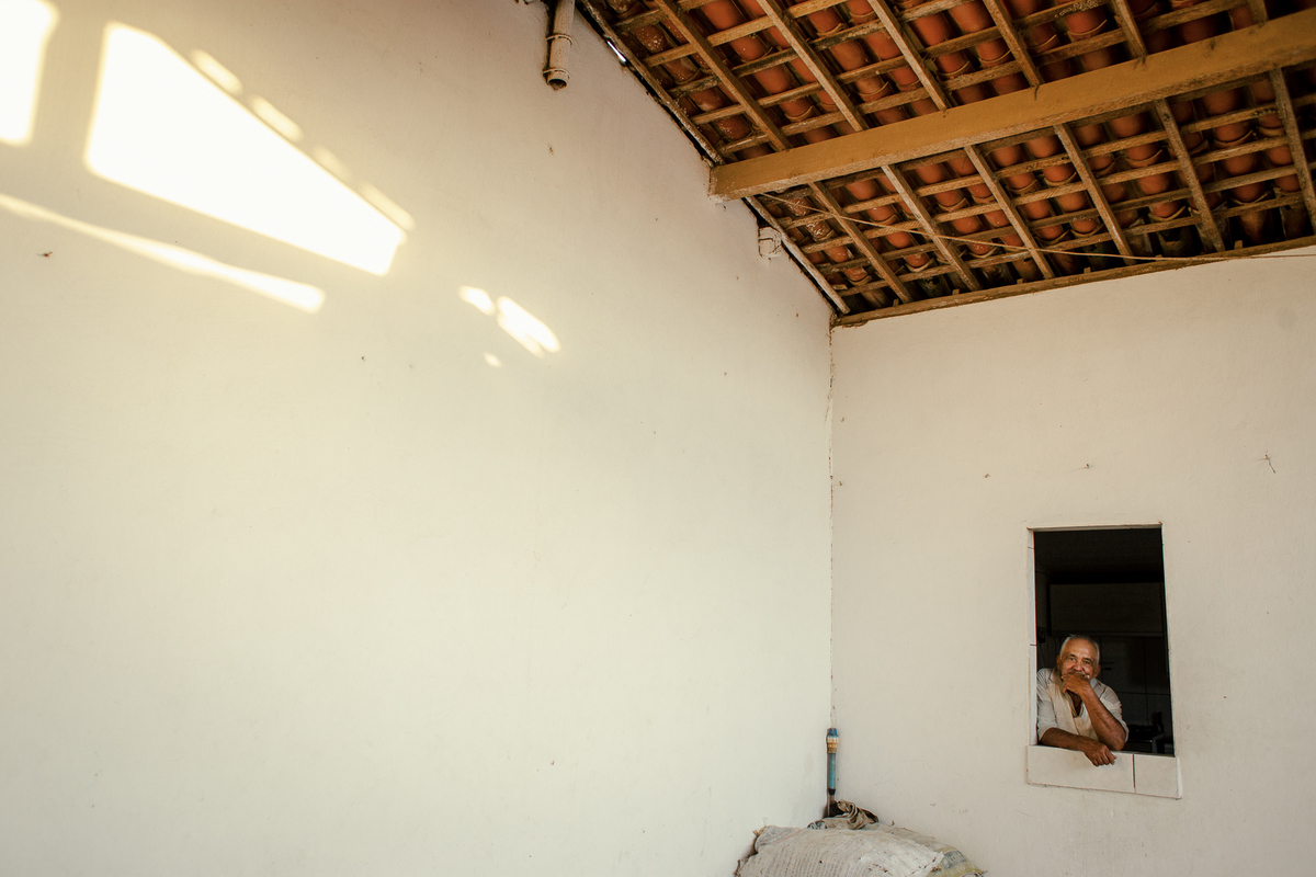 casinha no interior do sertão. senhorzinho na janela