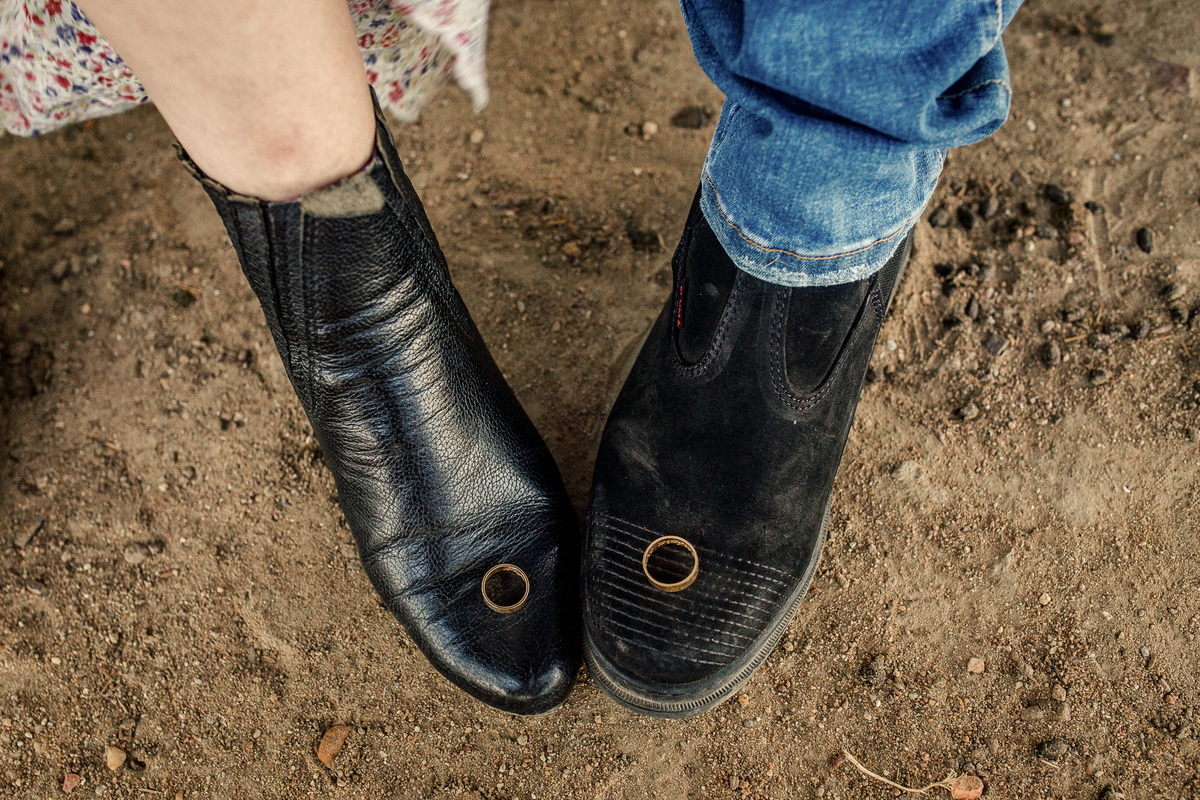 ensaio de casal, pre casamento. Jessica Mendes fotografia. Alianças nas botas do casal. Foto do ensaio de pre wedding.