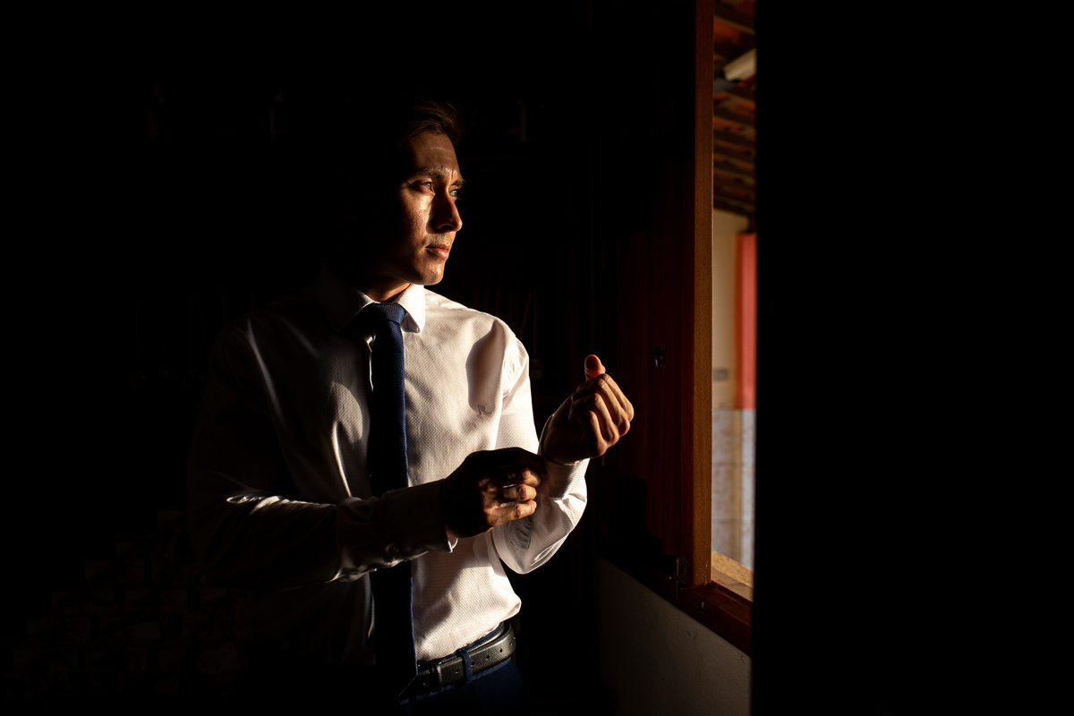 making of do noivo. noivo se arrumando para o casamento. fotógrafa de casamento em Pernambuco.