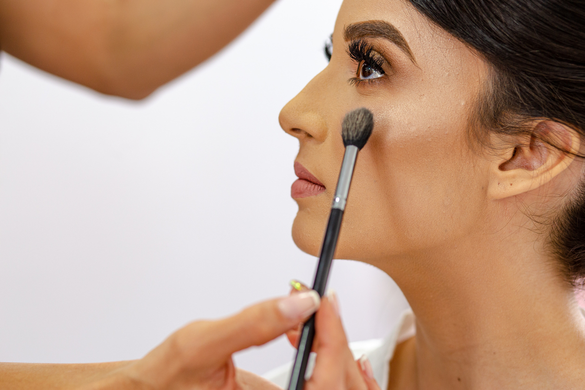 noiva sendo maquiada. making of da noiva no salão. fotografia de casamento. Jessica Mendes fotografia.