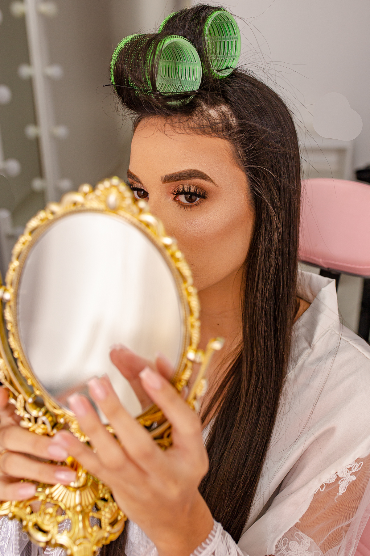 noiva se olhando no espelho. making of da noiva. fotógrafa de casamento em Caruaru e região. Passira-PE.