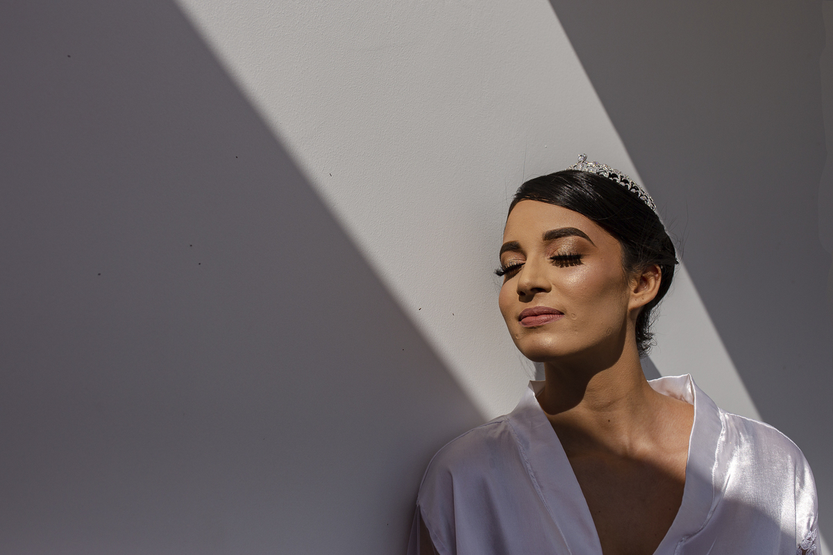 retratado da noiva de roupão.