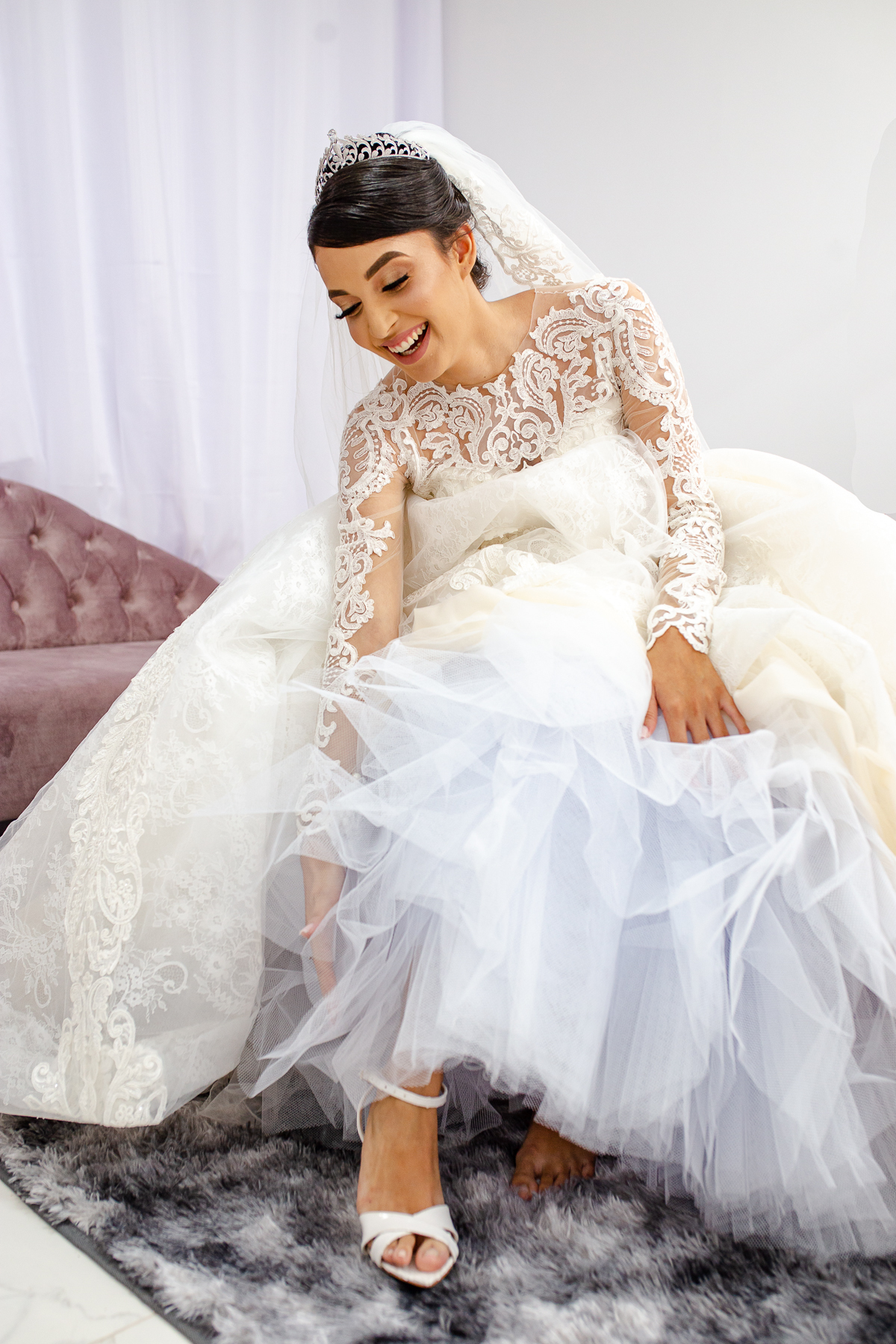 noiva calçando o sapato