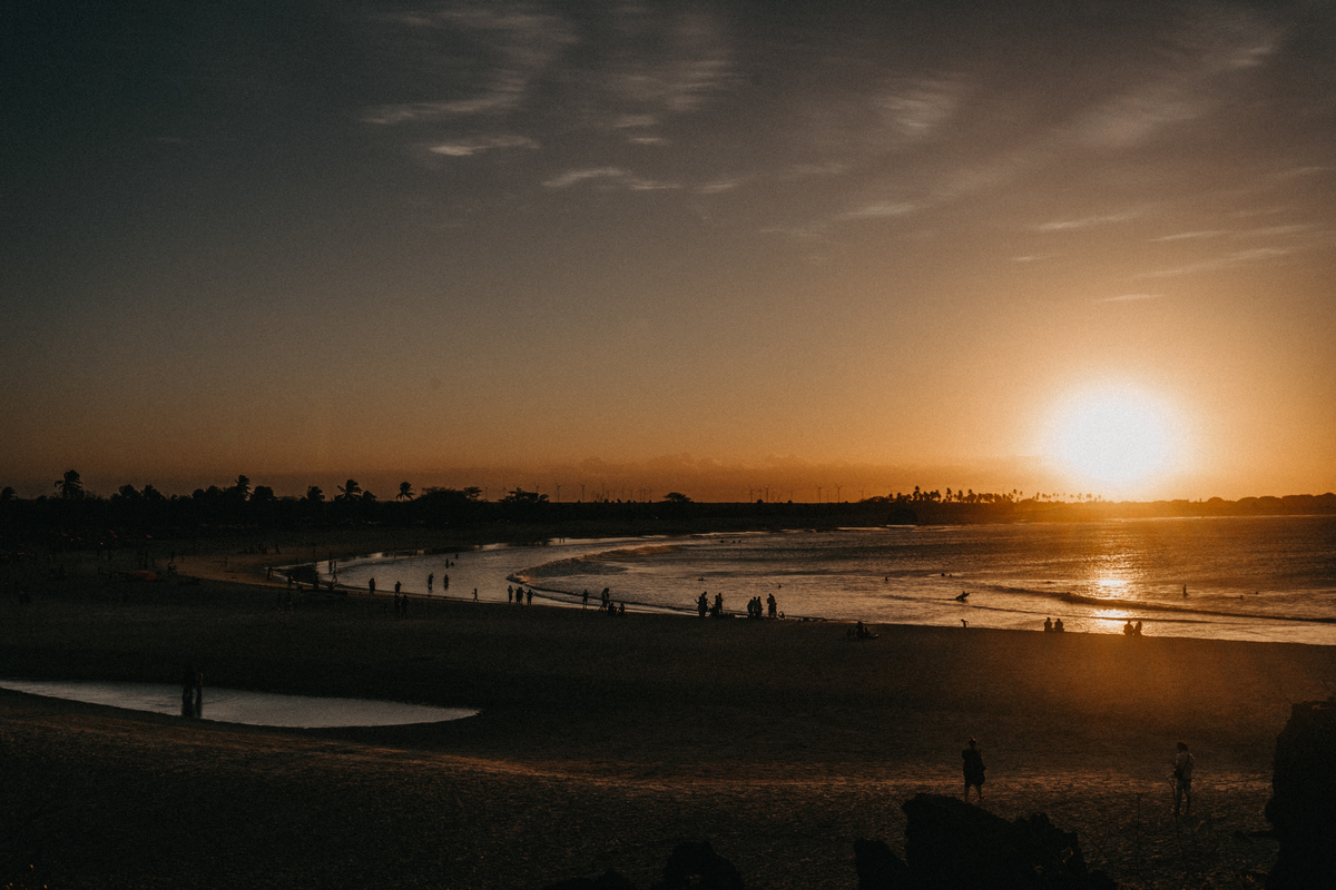 O Sol de pondo no mar na praia de Tourinhos no Rio Grande do Norte.