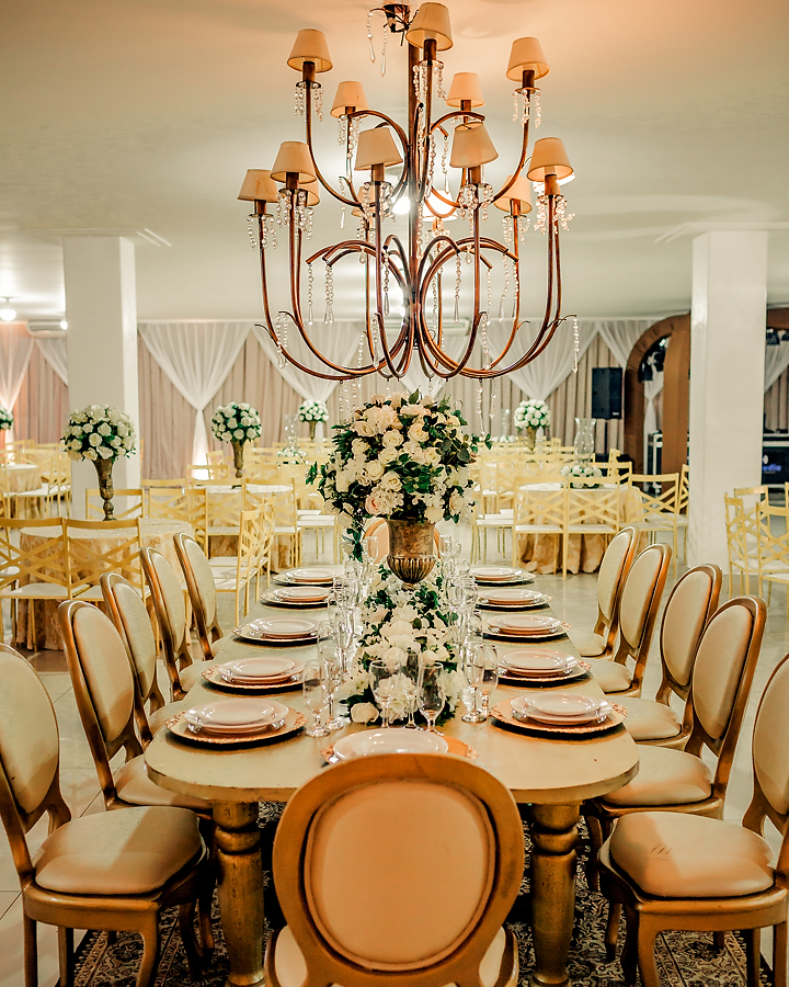 inspiração de mesa para familia do casal na festa de casamento 