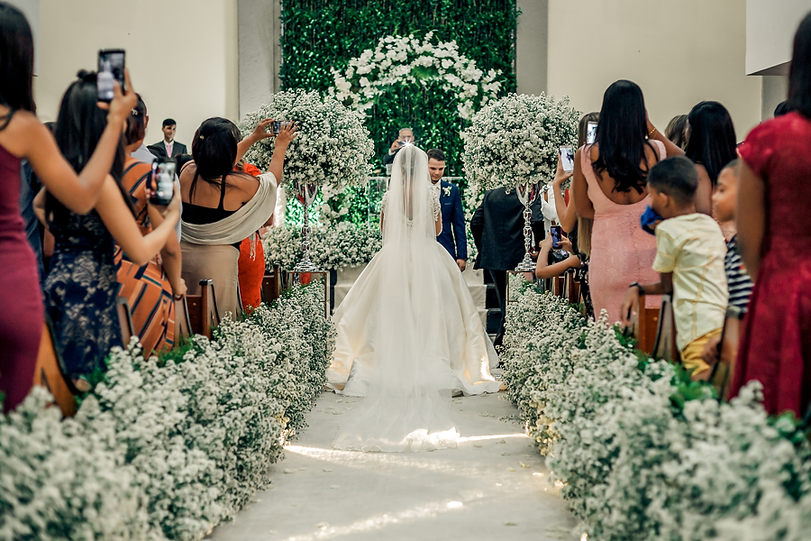 noivo recebendo a noiva na igreja