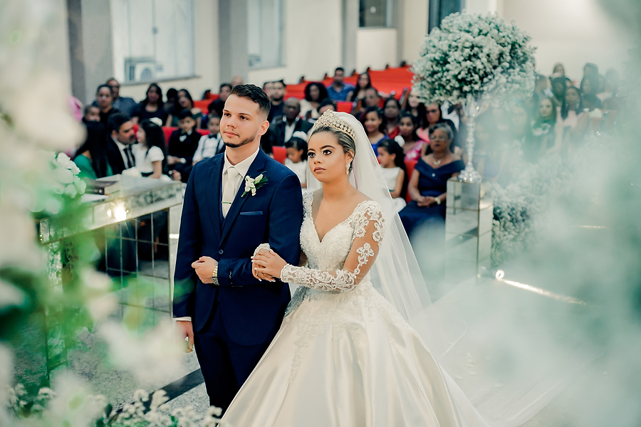 foto dos noivos no altar