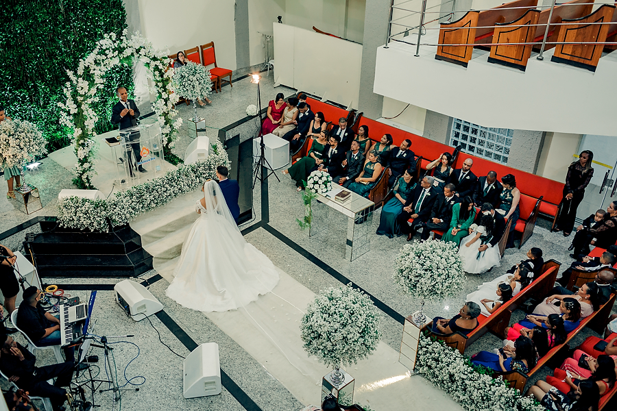 foto dos noivos no altar vista de cima