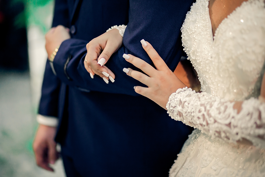 detalhes das mãos com unhas belissimas da noiva