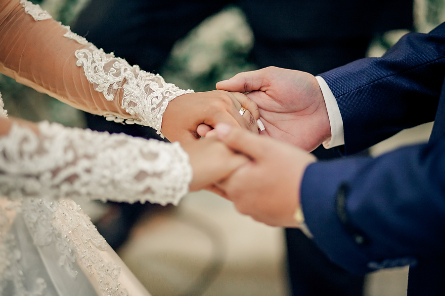 detalhe das mãos com aliança
