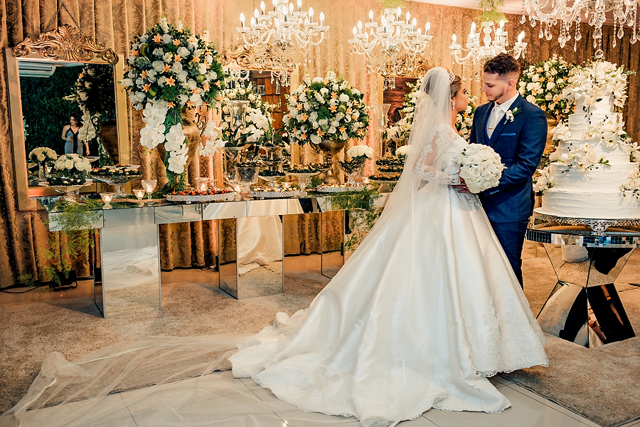 foto posada dos noivos no espaço de festa