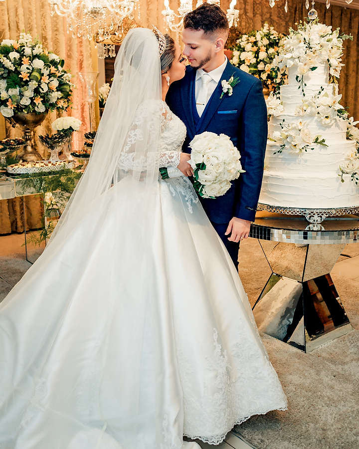 foto posada dos noivos no espaço de festa