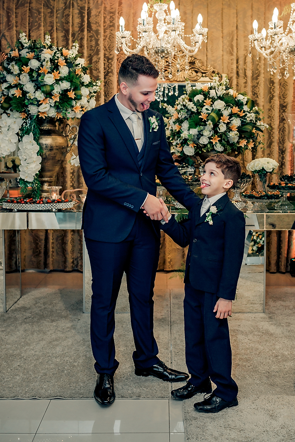 foto engraçada do noivo com o pagem