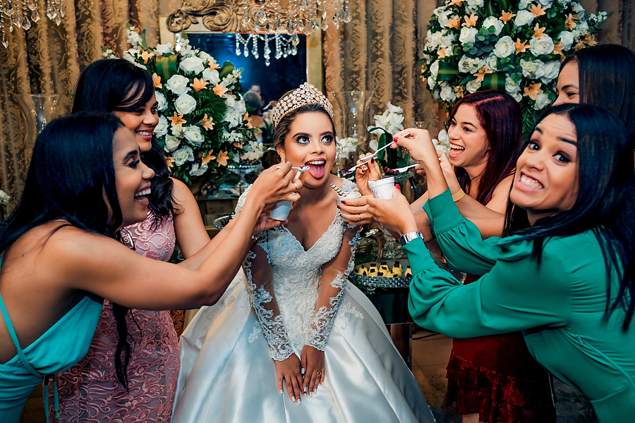 foto divertida da noiva com as madrinhas