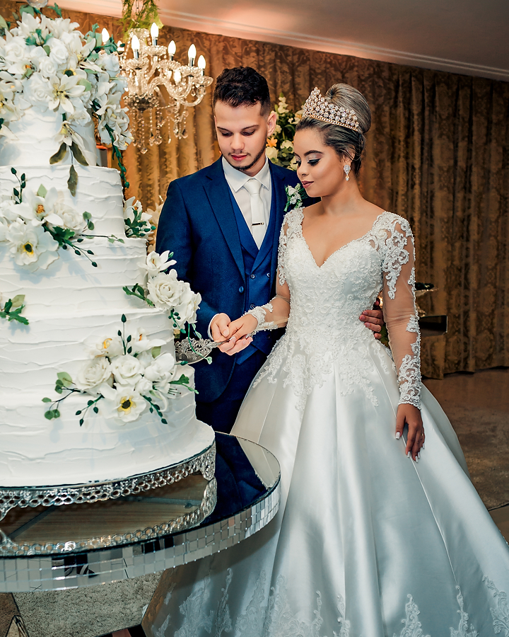 noivos cortando bolo de casamento
