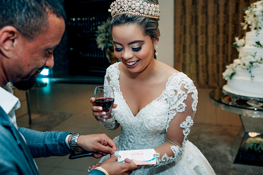 foto divertida da noiva tomando anticoncepcional