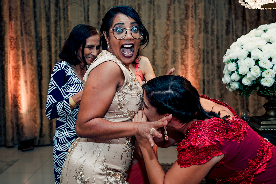 foto divertida com a mãe da noiva