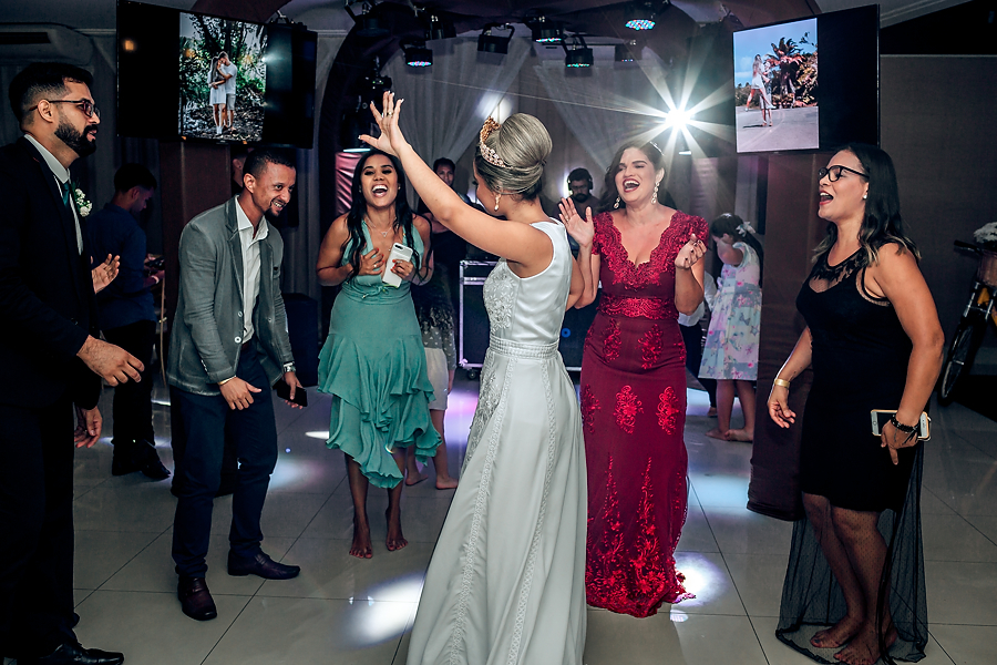 noiva na pista de dança em seu casamento