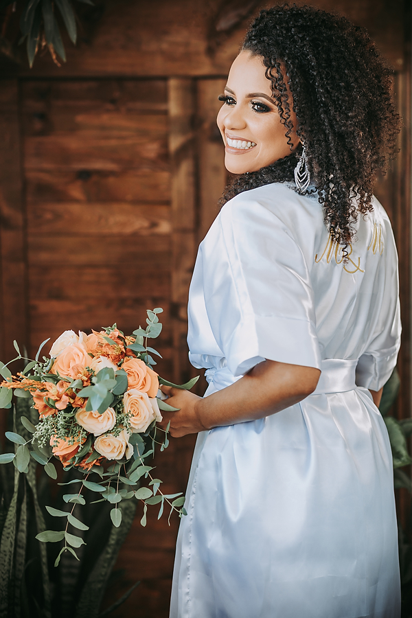 detalhe do roupão da noiva no making of