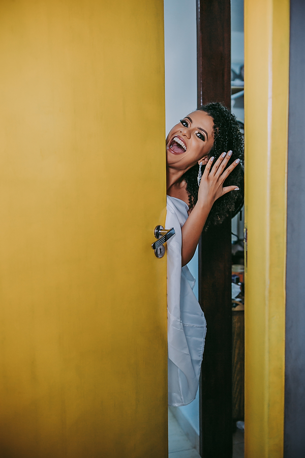 foto divertida da noiva no making of