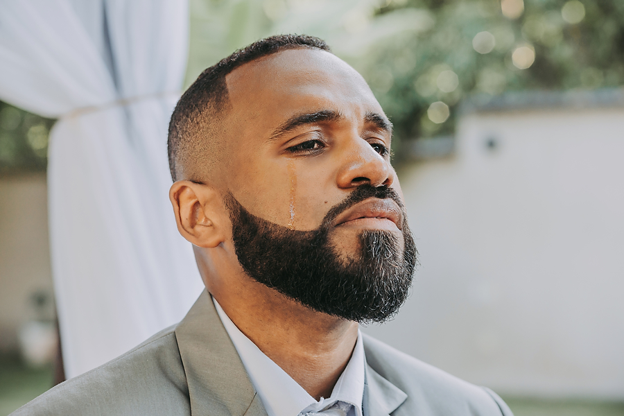 noivo emocionado na entrada da noiva