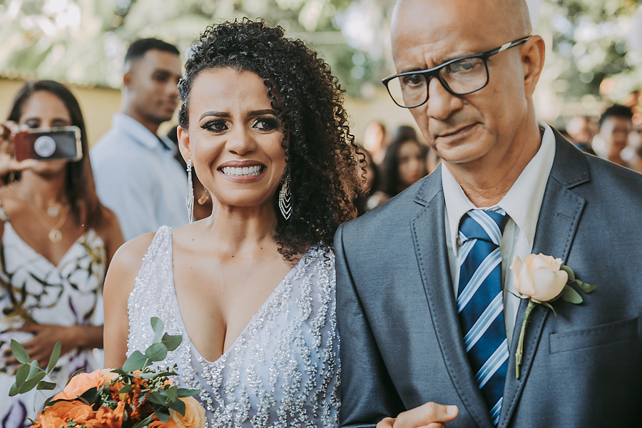 noiva emocionada ao ver o noivo