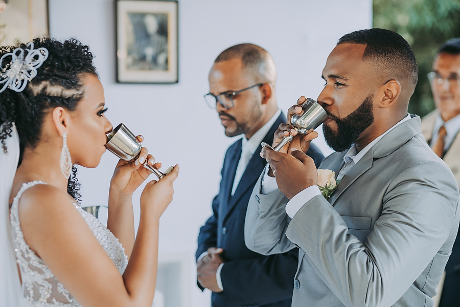 noivos bebendo vinho