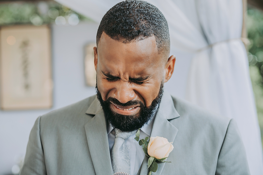 noivo emocionado na hora dos votos da noiva