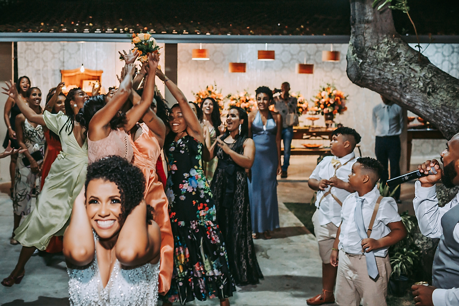 noiva jogando o buquê