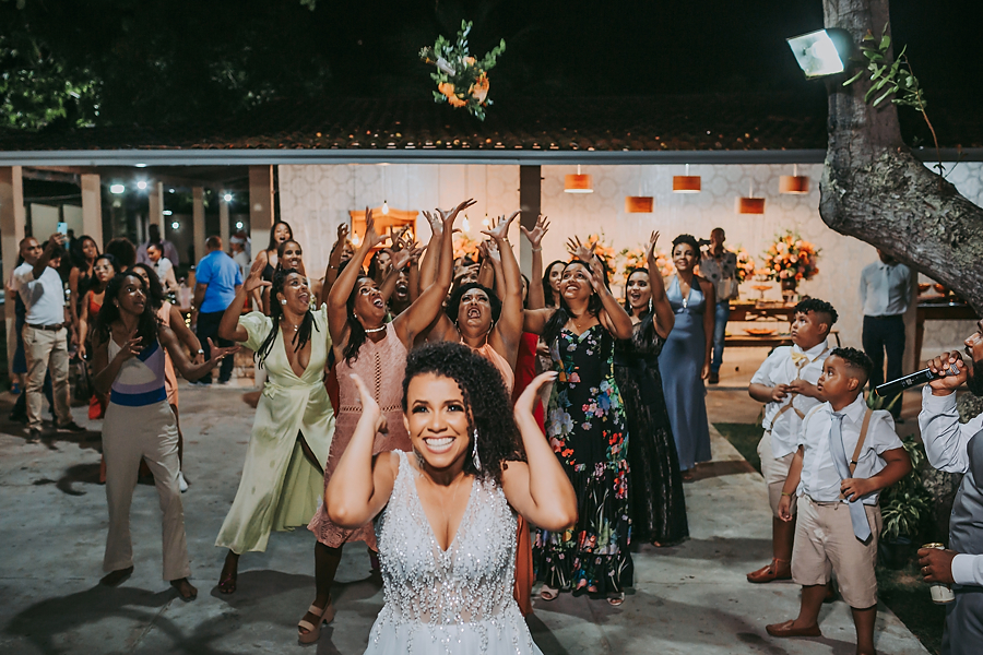 noiva jogando o bouquet