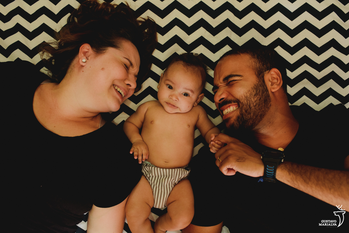 pais fazem cara de choro para brinca com o filho