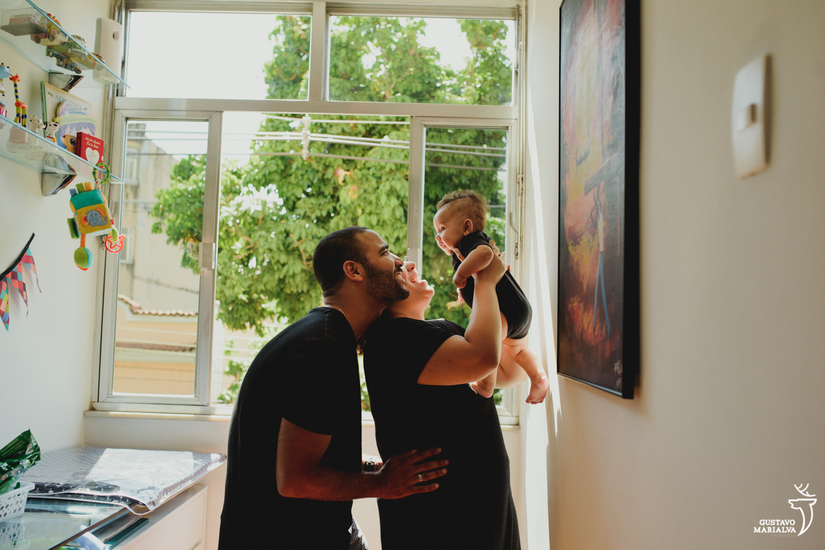 pais olham para o filho sorrindo emocionados